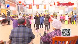 儿童手写“福”字送老年公寓 童真童趣问候老人安康