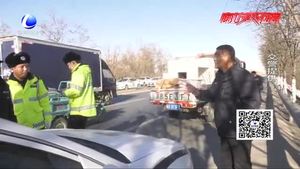 客车超员 为逃处罚将乘客“赶下车”