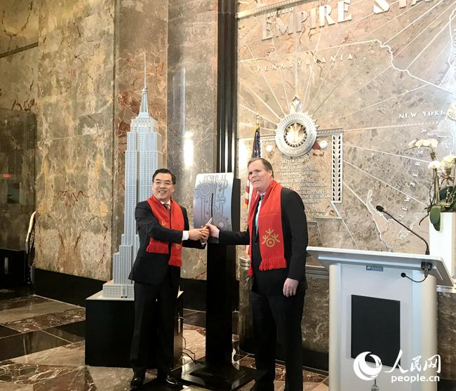 图为中国驻纽约总领事黄屏与帝国大厦集团总裁兼首席运营官凯斯勒共同启动纽约帝国大厦庆祝中国农历新年点灯仪式。李晓宏摄