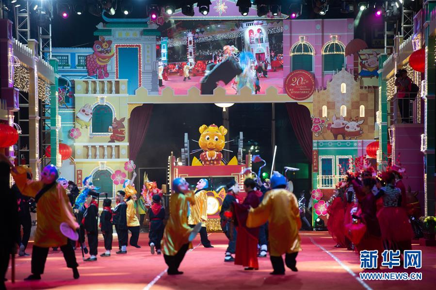 这是2月7日拍摄的“金豕报岁喜回家2019农历新年花车汇演”活动上的花车。 2月7日是农历大年初三，澳门特区庆祝春节的重头活动“金豕报岁喜回家2019农历新年花车汇演”亮相，精彩的演出和欢乐的气氛吸引市民和游客争相观看。 新华社记者 张金加 摄