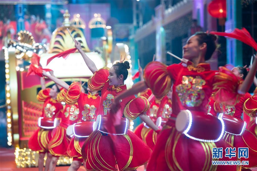 2月7日，演员在“金豕报岁喜回家2019农历新年花车汇演”活动上表演。 当日是农历大年初三，澳门特区庆祝春节的重头活动“金豕报岁喜回家2019农历新年花车汇演”亮相，精彩的演出和欢乐的气氛吸引市民和游客争相观看。 新华社记者 张金加 摄