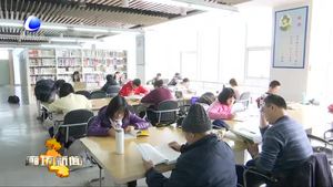 图书管理忙充电 市民享受“文化春节”