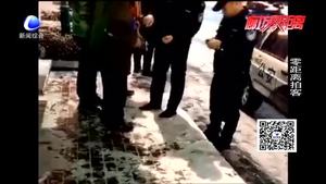 情人节雪夜民警护送老人回家