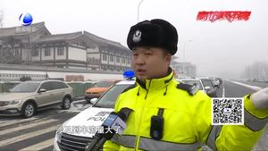 元宵节隆福寺祈福人员增多 交警坚守保平安