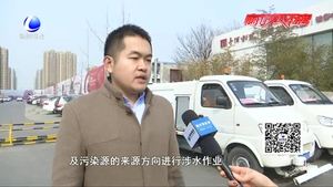 环卫启动高温时段洗地作业 为城市道路“刮油洗脸”