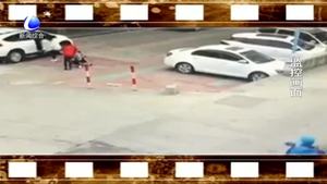 女童卷入车轮下 众人抬车救人