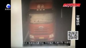 交通管制大货车逆行硬床雾区 监控探头全程记录