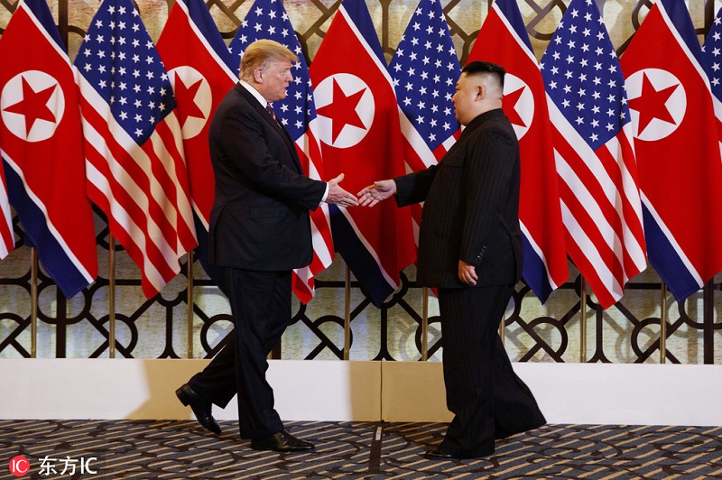 当地时间2019年2月27日，越南河内。美国总统特朗普与朝鲜最高领导人金正恩在河内索菲特传奇大都市酒店举行会晤，两人握手。（东方IC版权图片，请勿转载）