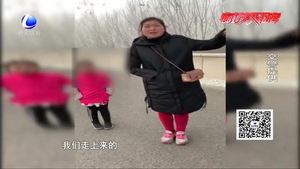 雾天高速封路 母女俩高速行走20公里