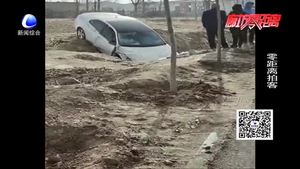 文安一白色轿车开进土坑