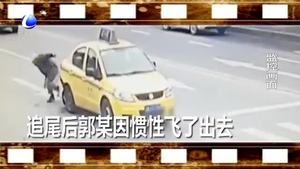 男子骑摩托追尾出租车 前空翻安全着陆