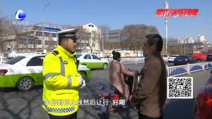 【三深化三提升】人性化治理不礼让斑马线 志愿举旗代替罚款