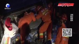 车速过快酿惨祸 消防员急救援