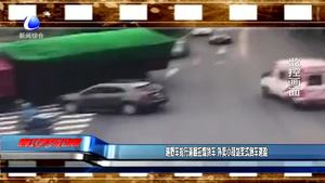 越野车抢行逼翻拉煤货车 外卖小哥划桨式倒车避险