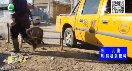 屋后冒水 工作人员及时检修