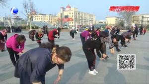 退役女军人郑海潮回家乡当起义务舞蹈老师