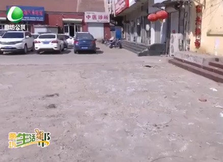 商户拆除牌匾掉一地灯管　帮女郎协调环卫及时清理