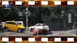 路口不减速 两电动车相撞