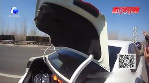 零距离·交通： 随意停车查导航 不服处罚阻碍执法