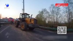 零距离·交通：速度未减急刹车 高速匝道翻车酿事故