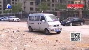 小区门前200米道路停满私家车 居民回家难