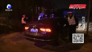 酒驾司机拒不下车 交警喷辣椒水强制执法