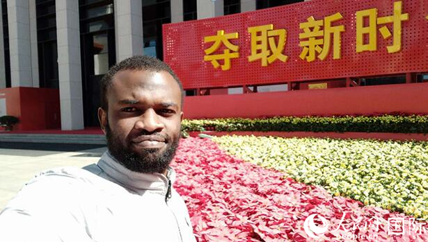 图为苏丹记者安瓦尔·阿卡沙