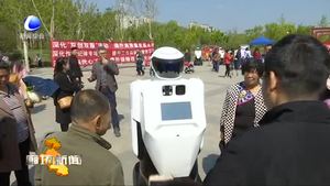 智能机器人在我市游园正式“上岗”