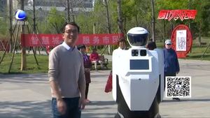智慧园林推广普及活动日 机器人小安与市民亲密互动