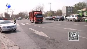 五一小长假来临 交警为市民出行保驾护航