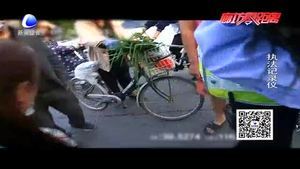 零距离·交通：女孩脚卡电动车 交警暖心救助