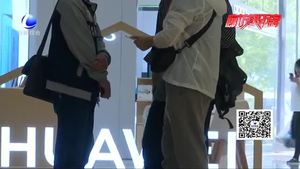 出商场门手机双双被偷  市民逛街要提高警惕