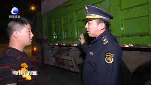市城市管理综合行政执法局夜查渣土车 筑牢降尘行车安全防线