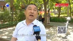 小伙骑共享电动车载人 不文明更不安全