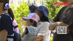 我市首辆户外流动交通安全宣传车亮相香河 受广大市民青睐