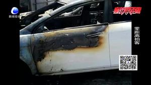 停车场车辆自燃 轿车烧成铁架