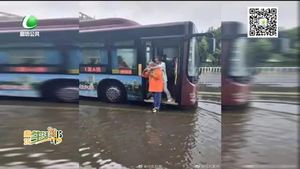 廊坊最网红：环卫工趟水连背4名老人上公交