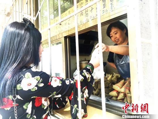 夫妇辟新口味粽子“对胃”北方饮食一天卖上千个