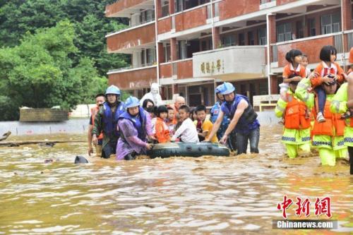 6月9日至10日，江西省龙南县普降暴雨，该县地势低洼的杨村镇中心小学师生被洪水围困。危急时刻，当地迅速组织武警、消防等力量奔赴救援。由于橡皮艇有限，不少救援人员让学童们骑在自己肩上，加快撤离被洪水围困的学校。截至10日17时，该小学1309名师生全部安全转移。文/叶波 王剑 图/叶波
