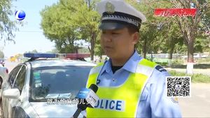零距离·交通：八旬老人街头晕倒 交警暖心救助送其回家
