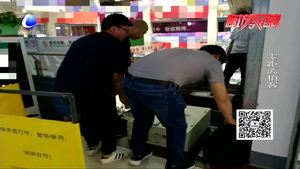 商场内一男子皮鞋卡电梯