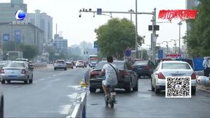 零距离·交通：万达广场前违停罚100元记3分 交警日夜巡逻治理