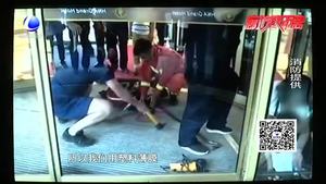 两岁男童小腿被旋转门卡住 消防成功解救