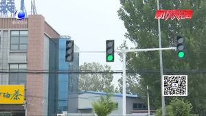 三组红绿灯总有一组不亮  市民有疑惑