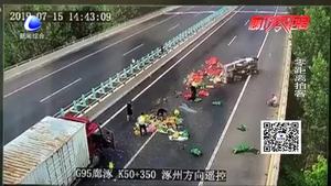 高速路货车侧翻 蔬菜散一地