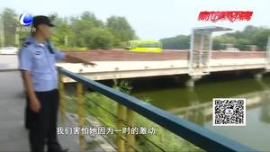 女子抱孩雨中痛哭 民警帮扶排解矛盾