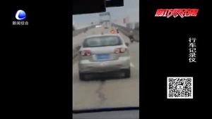 孩子身体伸出小车天窗外 危险