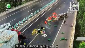 货车侧翻蔬菜散落一地 警民合力恢复路面畅通