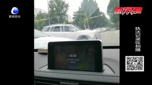 老人突发脑出血 交警带道紧急送医