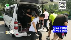核载6人的面包车拉了16人 严重超员